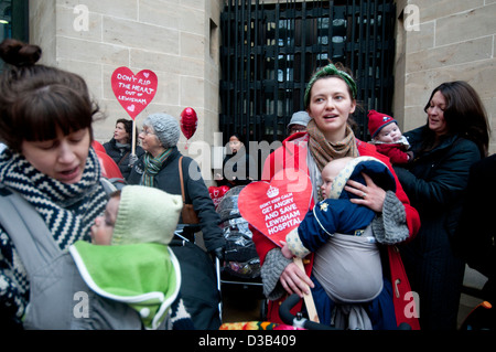 Protesta al di fuori del reparto di salute di madri e neonati contro la proposta di declassamento di Lewisham hospital Foto Stock