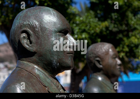 Sud Africa, statue in bronzo di FW De Klerk e Nelson Mandella presso il Victoria and Albert waterfront, Nobel Square, Città del Capo. Foto Stock