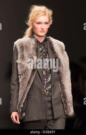 Londra, Regno Unito. Il 15 febbraio 2013. La London Fashion Week è aperto con una passerella sfilata di moda dal designer Zoe Giordano di Somerset House. Foto: CatwalkFashion/Alamy Live News Foto Stock