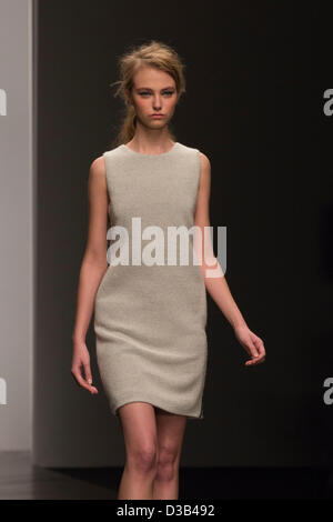 Londra, Regno Unito. Il 15 febbraio 2013. La London Fashion Week è aperto con una passerella sfilata di moda dal designer Zoe Giordano di Somerset House. Foto: CatwalkFashion/Alamy Live News Foto Stock