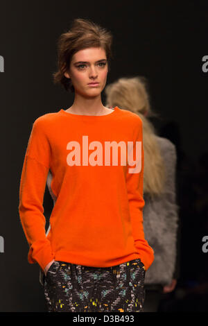 Londra, Regno Unito. Il 15 febbraio 2013. La London Fashion Week è aperto con una passerella sfilata di moda dal designer Zoe Giordano di Somerset House. Foto: CatwalkFashion/Alamy Live News Foto Stock