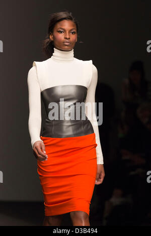 Londra, Regno Unito. Il 15 febbraio 2013. La London Fashion Week è aperto con una passerella sfilata di moda dal designer Zoe Giordano di Somerset House. Foto: CatwalkFashion/Alamy Live News Foto Stock