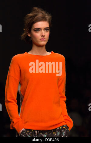 Londra, Regno Unito. Il 15 febbraio 2013. La London Fashion Week è aperto con una passerella sfilata di moda dal designer Zoe Giordano di Somerset House. Foto: CatwalkFashion/Alamy Live News Foto Stock