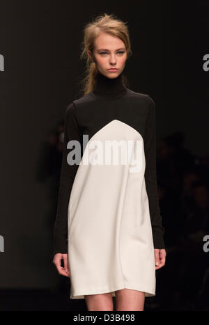 Londra, Regno Unito. Il 15 febbraio 2013. La London Fashion Week è aperto con una passerella sfilata di moda dal designer Zoe Giordano di Somerset House. Foto: CatwalkFashion/Alamy Live News Foto Stock