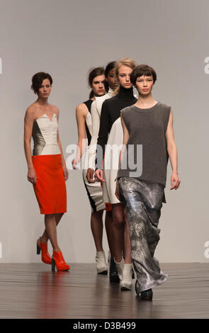 Londra, Regno Unito. Il 15 febbraio 2013. La London Fashion Week è aperto con una passerella sfilata di moda dal designer Zoe Giordano di Somerset House. Foto: CatwalkFashion/Alamy Live News Foto Stock