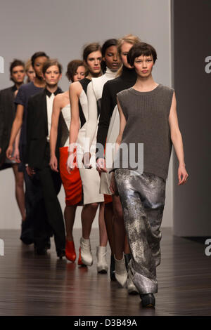 Londra, Regno Unito. Il 15 febbraio 2013. La London Fashion Week è aperto con una passerella sfilata di moda dal designer Zoe Giordano di Somerset House. Foto: CatwalkFashion/Alamy Live News Foto Stock