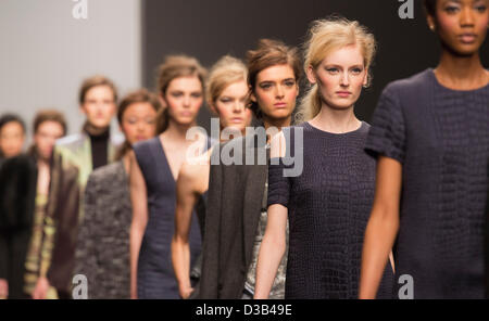 Londra, Regno Unito. Il 15 febbraio 2013. La London Fashion Week è aperto con una passerella sfilata di moda dal designer Zoe Giordano di Somerset House. Foto: CatwalkFashion/Alamy Live News Foto Stock