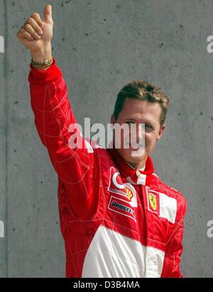 (Dpa) - tedesco di formula one champion Michael Schumacher cheers dopo la conquista della pole position dopo i corsi di formazione di qualifica per il Gran Premio degli Stati Uniti sul Motor Speedway di Indianapolis, Stati Uniti d'America, 28 settembre 2002. Foto Stock