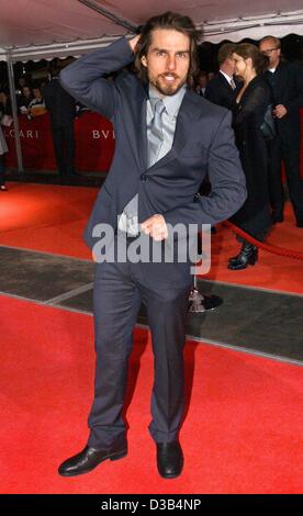 (Dpa) - Noi l'attore Tom Cruise pone per fotografi come egli arriva per la premiere del suo nuovo film intitolato "Minority Report" a Berlino, 26 settembre 2002. La crociera ha spiegato il suo nuovo look, della sua barba e capelli lunghi, che egli aveva coltivato per il suo nuovo gioco di ruolo un samurai in "l'ultimo Samurai". In 'minoranze relazione Foto Stock