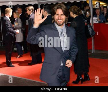 (Dpa) - Noi l'attore Tom Cruise onde come egli arriva per la premiere del suo nuovo film intitolato "Minority Report" a Berlino, 26 settembre 2002. La crociera ha spiegato il suo nuovo look, della sua barba e capelli lunghi, che egli aveva coltivato per il suo nuovo gioco di ruolo un samurai in "l'ultimo Samurai". In 'minoranze relazione', impostato in 2054, Cr Foto Stock