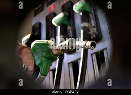 (Dpa) - Una mano trattiene il tappo di riempimento di una pompa di benzina in una stazione di rifornimento a Würzburg, Germania, 29 settembre 2002. Dopo la cosiddetta 'eco-tax" sul carburante è stato introdotto in Germania nel 1999, le imposte sul carburante costituiscono i due terzi del costo di un litro di benzina, che ora è in media di circa 1 Euro. In Januar Foto Stock