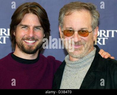 (Dpa) - Noi regista Steven Spielberg (R) e la sua stella, l'attore Tom Cruise, sorriso nel corso di una conferenza stampa a Berlino, 26 settembre 2002. Sono venuto a Berlino per presentare il loro nuovo film, intitolato "Minority Report', che anteprime in Berlino. Nel film Cruise svolge un poliziotto in futuro il lavoro in una divisione di t Foto Stock