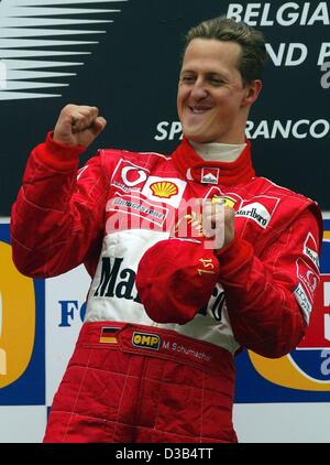 (Dpa) - tedesco di Formula Uno del Campione del Mondo in carica Michael Schumacher cheers dopo aver vinto il primo posto il belga della F1 Grand Prix sulla pista di Spa Francorchamps, Belgio, 1 settembre 2002. Foto Stock