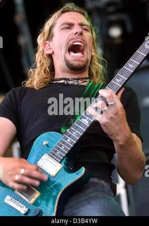 (Dpa) - Chad Kroeger, frontman della musica canadese gruppo "Nickelback' ('Come tu mi ricordi', 'hero'), esegue durante il XVI bizzarro Festival di Weeze, Germania, 16 agosto 2002. Alcuni 40.000 appassionati di musica è venuto a celebrare durante la tre-giorni di open air festival e per ascoltare 80 nazionali e giornat Foto Stock