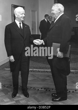 (Dpa file) - Presidente Heinrich Luebke (L) si tengono per mano con il nuovo Cancelliere Professor Ludwig Erhard (CDU) dopo la consegna del certificato di nomina in Villa Hammerschmidt di Bonn, 16 ottobre 1963. Il Bundestag (Camera Bassa del parlamento tedesco) aveva eletto Erhard come Konrad Adenauer Foto Stock