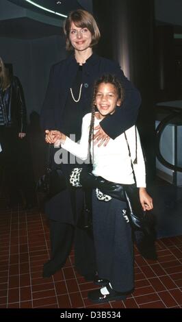 (Dpa file) - Tedesco Hollywood attrice Nastassja Kinski arriva con sua figlia Kenya Julia (7) in corrispondenza di una premiere in West Hollywood, California, 7 dicembre 2000. Nastassja Kinski è la figlia dell'attore tedesco Klaus Kinski. Lei è nato il 24 gennaio 1959 (altre fonti: 1961) di Berlino, Germania Ovest Foto Stock