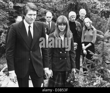 (Dpa file) - attrice tedesca Nastassja Kinski (C) e l'attore Christian Quadflieg (L) nella foto durante le riprese di Wolfgang Petersen di criminalità episodio della serie " Tatort - Reifezeugnis' ('per il tuo amore soltanto') sulla posizione in Eutin, Germania Ovest, 29 settembre 1976. Kinski, figlia di attore tedesco Klau Foto Stock