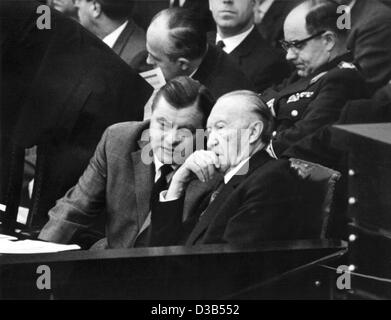 (Dpa file) - Il Ministro della difesa Franz Josef Strauss (L, CSU) parla al Cancelliere federale Konrad Adenauer come il Bundestag (Camera Bassa del parlamento tedesco) ha la sua terza discussione sul cosiddetto 'Spiegel Affair', 9 novembre 1962. Un articolo di reporter Conrad Ahlers sullo stato insufficiente del tedesco ar Foto Stock