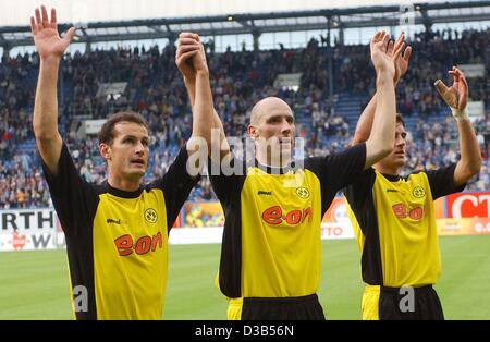 (Dpa) - Dortmund giocatori (L-R:) Heiko Herrlich, Jan KOLLER dalla Cechia e Christoph Metzelder ringraziare il pubblico dopo la partita della Bundesliga Borussia Dortmund contro FC Hansa Rostock a Rostock, Germania, 21 settembre 2002. Dortmund vince 1:0. Foto Stock