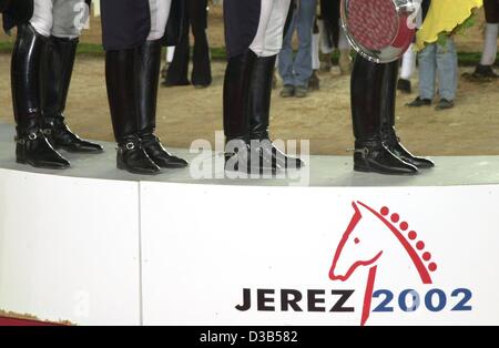 (Dpa) - Gli stivali del tedesco di dressage equipe sono visti come i piloti salire sul podio al World Equestrian Games di Jerez, in Spagna, il 12 settembre 2002. L-R: Klaus Husenbeth, Ulla Salzgeber, Nadine Capellmann e Ann Kathrin Linsenhoff. Foto Stock