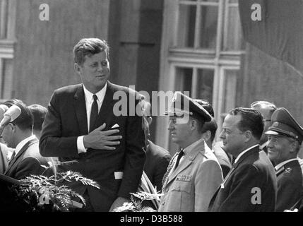 (Dpa file) - Il presidente statunitense John Fitzgerald Kennedy (L) gesti durante il suo discorso davanti al Municipio Schoeneberg a Berlino Ovest, 26 giugno 1963. Nel suo discorso egli ha espresso i suoi sentimenti per la città divisa e detto in tedesco "Ich bin ein Berliner" (Io sono un Berliner), una frase che è diventato un leggendario Foto Stock