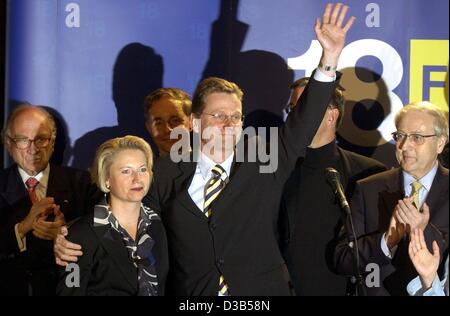 (Dpa) - Guido Westerwelle (C), presidente del Partito liberale FDP, onde ai tifosi dopo le elezioni generali, nell'FDP sede a Berlino, 22 settembre 2002. L-R: Presidente Onorario Otto Graf Lambsdorff, Segretario Generale Cornelia Pieper, parlamentare Presidente della frazione Bundestags J Foto Stock