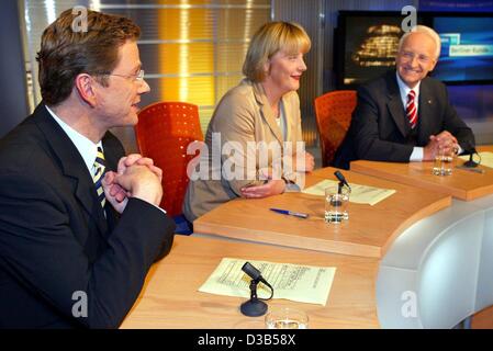 (Dpa) - Edmund Stoiber (R), il cancelliere del candidato del cristiano-democratici CDU/CSU, Presidentessa della CDU Angela Merkel e Guido Westerwelle (L), presidente del Partito liberale FDP, parlare durante la cosiddetta "elefanti " tondo " dopo le elezioni generali in uno spettacolo TV di Berlino, 22 settembre 200 Foto Stock