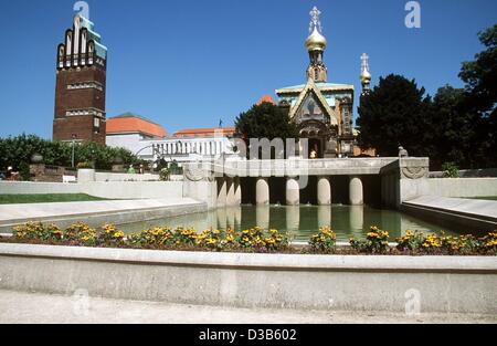 (Dpa) - Una vista sopra la cappella russa (R) e la torre di nozze (Hochzeitsturm) sul Mathildenhoehe a Darmstadt, Germania, 2002. La colonia di artisti sul Mathildenhoehe è famosa per la loro arte nouveau opere. Foto Stock
