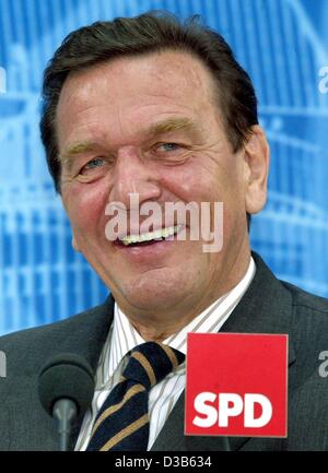 (Dpa) - Gerhard Schröder, cancelliere tedesco e presidente del Partito socialdemocratico (SPD), assiste a un buon moderare una conferenza stampa a Berlino, 9 settembre 2002. Secondo i sondaggi di opinione, il cancelliere ha vinto la seconda tv duello contro il suo sfidante il giorno prima. Foto Stock