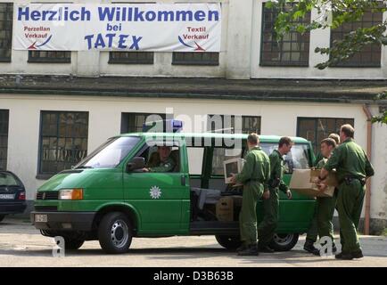 (Dpa) - Responsabili del tedesco della Polizia di frontiera "BGS' portano scatole di hanno perquisito gli elementi da una polizia van sul cortile della distribuzione tessile Tatex società di trading in Neumuenster, Germania settentrionale, 10 settembre 2002, un giorno prima del primo anniversario degli attacchi dell'11 settembre. Tatex è di proprietà di un germe Foto Stock