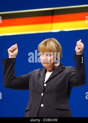 (Dpa) - Angela Merkel, presidentessa del Cristiano Democratica CDU, fa un gesto di vittoria durante una campagna elettorale evento a Monaco di Baviera, 7 settembre 2002.
