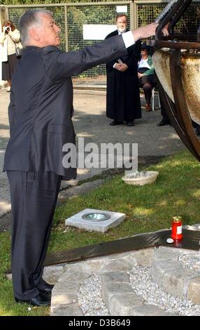 (Dpa) - Otto Schily, ministro tedesco degli Interni, stabilisce una pietra per commemorare le vittime di trenta anni dopo l' attentato terroristico atleti israeliani nel Villaggio Olimpico di Monaco di Baviera, 6 settembre 2002. Terroristi palestinesi aveva ucciso undici atleti israeliani e un poliziotto tedesco durante la Olym Foto Stock