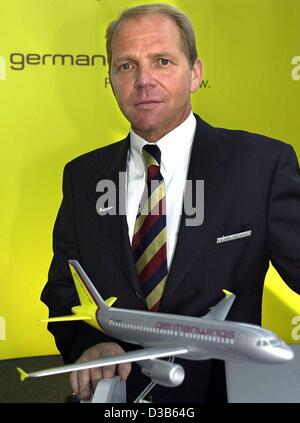 (Dpa) - Friedrich-Wilhelm Weitholz, presidente di Eurowings, pone dietro un aereo modello del suo bilancio compagnia aerea Germanwings a Colonia, Germania, 6 settembre 2002. Con premi biglietto da 29 Euro Germanwings si sforza di diventare leader di mercato delle compagnie aeree a basso costo in Germania. Il tedesco della compagnia aerea nazionale Foto Stock