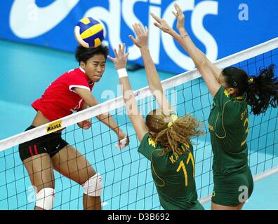 (Dpa) - Thai player Anna Pajinda (L) cerca di colpire la palla oltre il brasiliano bloccanti Karin Rodrigues (C) e Sheilla Castro durante la partita al femminile di pallavolo ai Campionati Mondiali di Lipsia, 3 settembre 2002. Brasil ha vinto 3-0. Foto Stock