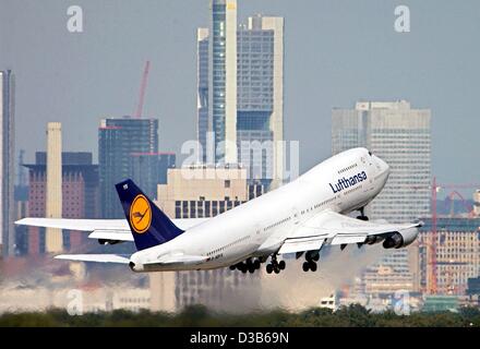 (Dpa) - Un Boeing 747 della flotta Lufthansa è il decollo dall'aeroporto di Francoforte passando il alto-aumento skyline, 3 settembre 2002. Le compagnie aeree soffrono di ridotta attività a seguito degli attacchi terroristici negli Stati Uniti dell'11 settembre 2001. Alcune compagnie stanno cominciando a recuperare dopo un anno difficile. La a Foto Stock