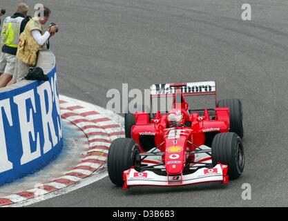 (Dpa) - tedesco di Formula Uno del Campione del Mondo in carica Michael Schumacher rigidi in posizione frontale durante il belga F1 Grand Prix sulla pista di Spa Francorchamps, Belgio, 1 settembre 2002. Schumacher ha vinto il primo posto in gara. Foto Stock