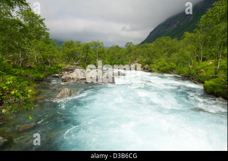 Milky blu acqua glaciale di Briksdal fiume in Norvegia Foto Stock