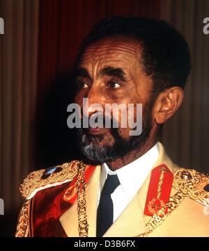 (Dpa) file - un file non datata immagine mostra l'imperatore Haile Selassie dell Etiopia durante un banchetto ad Addis Abeba. Nato il 23 luglio 1892 sotto il nome di Tafari, egli divenne più tardi il RAS (Prince) Tafari e Messia della Rastafarians. Quando è stato nominato reggente nel 1930 ha preso il nome di Haile Selassie ('Mio Foto Stock