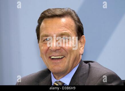 (Dpa) - Gerhard Schröder, cancelliere tedesco e presidente del Partito socialdemocratico (SPD), raffigurato in Berlino, 22 agosto 2002. Foto Stock