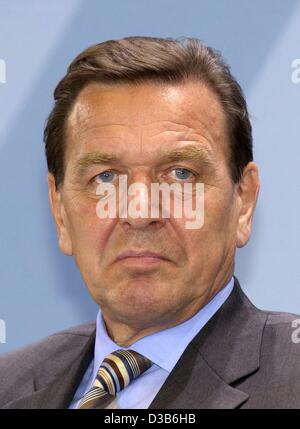 (Dpa) - Gerhard Schröder, cancelliere tedesco e presidente del Partito socialdemocratico (SPD), raffigurato in Berlino, 22 agosto 2002. Foto Stock