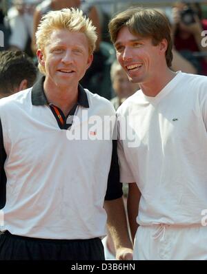 (Dpa) - tedesco stelle del tennis Boris Becker (L) e Michael Stich ridere durante uno spettacolo corrispondono a Berlino, 25 agosto 2002. Foto Stock