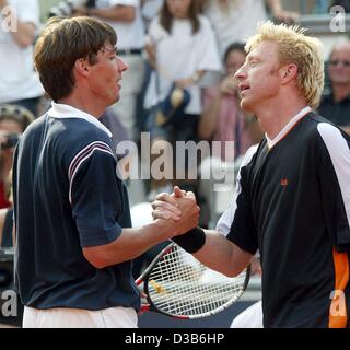 (Dpa) - tedesco stelle del tennis Boris Becker (R) e Michael Stich agitare le mani dopo uno spettacolo corrispondono a Berlino, 25 agosto 2002. La partita è finita 7:5 e 6:4 per Becker. Foto Stock