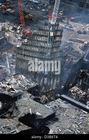 (Dpa) - Fumo ist ancora in crescita dal punto zero al suolo più di due settimane dopo il World Trade Center a una catastrofe in New York, 26 settembre 2001. 2,823 persone sono state uccise quando i terroristi islamici schiantato il WTC con piani highjacked. Insieme con 189 morti nell'attacco al Pentagono di piano n. 3 e Foto Stock
