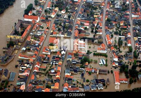 (Dpa) - Il fiume Mulde ha inondato le strade della cittadina di Grimma, Germania orientale, 13 agosto 2002. Dopo piogge torrenziali di una situazione di emergenza è stata segnalata in sei regioni bavaresi. Continuando le precipitazioni sono state causando inondazioni in diversi stati tedeschi, Austria ed Europa meridionale Foto Stock