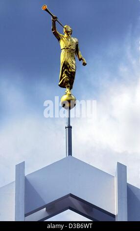 (Dpa) - La statua dorata di angelo Moroni è già impostato sulla cima della torre del presto di essere finito tempio mormone a Friburgo, Germania orientale, 7 agosto 2002. Il tempio era già stato eretto nel 1985 ai tempi della RDT regime, e ora è stata ampliata per la sua dimensione doppia. Da 17 a 31 Foto Stock