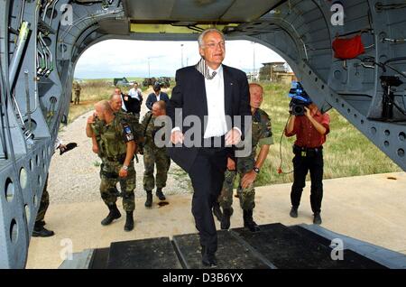 (Dpa) - Edmund Stoiber, cancelliere del candidato del tedesco CDU/CSU partito, entra in un US airforce cargo elicottero durante la sua visita dei soldati della KFOR tedesca di stanza in Prizren, Kosovo, 8 agosto 2002. Foto Stock