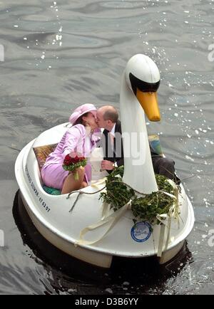 (Dpa) - appena sposato... sono Amalia e Conrad Bonn come lasciano dopo la loro cerimonia di nozze per la loro luna di miele in un cigno-sagomato pedalò sul Lago Outer-Alster ad Amburgo, 8 agosto 2002. Foto Stock