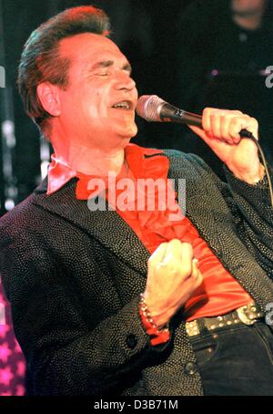 (Dpa file) - Tedesco Rock'n'Roll legend Ted Herold, raffigurato in Bremerhaven (Germania), 3 ottobre 1998. Herold celebrerà il suo sessantesimo compleanno il 9 settembre 2002. Ha iniziato la sua carriera nella sua high school tempo dopo che egli aveva avuto una chitarra per Natale nel 1956. " Il tedesco Elvis Presley" ha pubblicato m Foto Stock