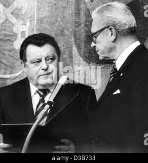 (Dpa file) - Franz Josef Strauss, leader del cristiano sociale europea (CSU), è prestato giuramento come nuovo Premier bavarese di Franz Heubl, Presidente tedesco del parlamento regionale, a Monaco di Baviera il 6 novembre 1978. Strauss è rimasto Premier della Baviera fino alla sua morte avvenuta il 3 ottobre 1988. Foto Stock