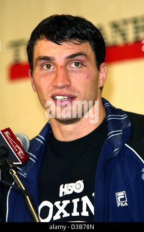 (Dpa) - boxer pesante Wladimir Klitschko partecipa a una conferenza stampa dopo la sua lotta contro di noi Jameel McCline a Las Vegas, Nevada, Stati Uniti d'America, 8 dicembre 2002. L'Ucraino campione del mondo Wladimir Klitschko che combatte per la Germania, ha vinto la lotta dopo un k.o. tecnico nel decimo round. Foto Stock